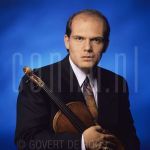 04-07-1990 Jaap van Zweden at studio Amsterdam

[keywords]Eyecontact, Posed, Half Length, Violin[/keywords]